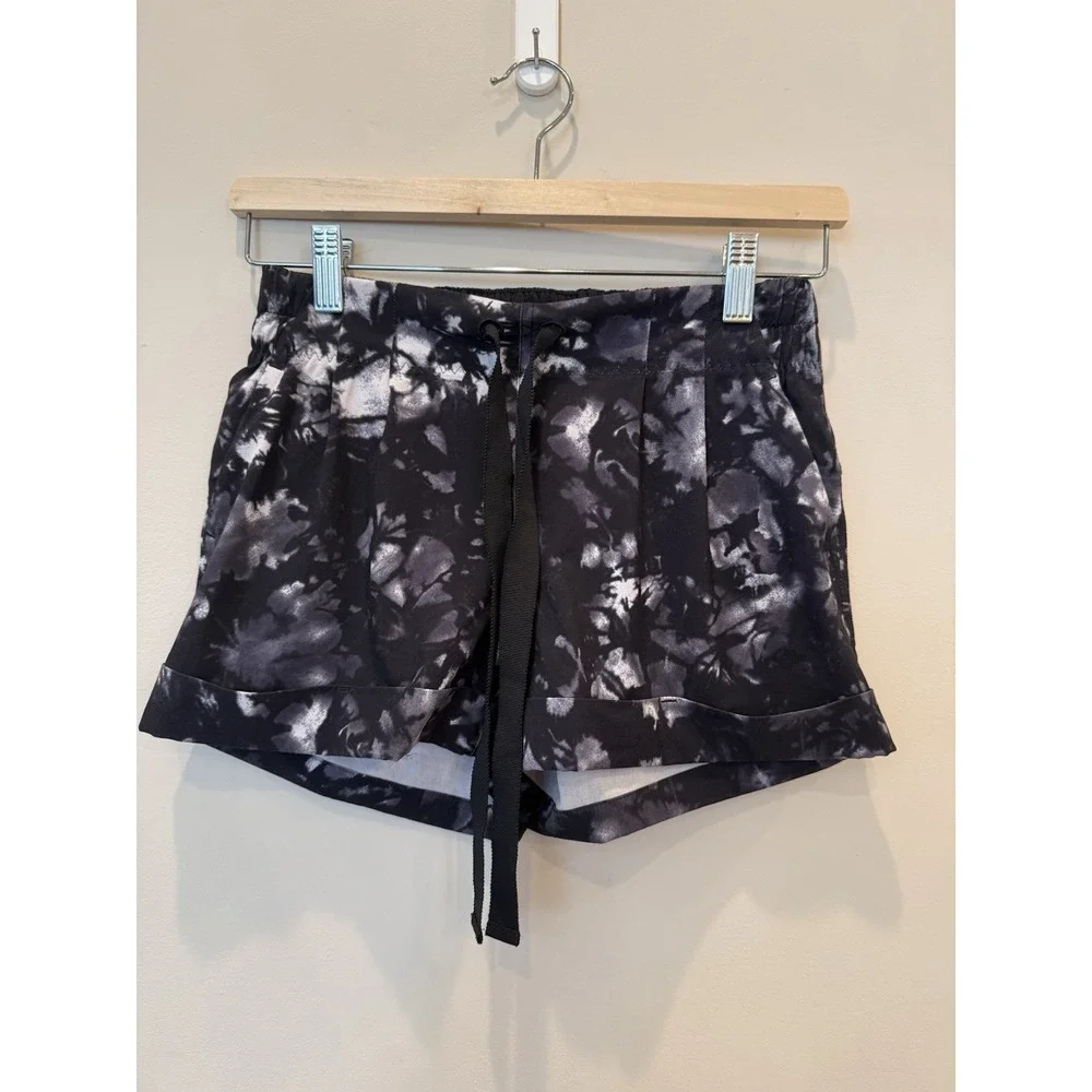 Lululemon Spring Break Away Short II Dusk Dye White Black Women's‎ Size 4